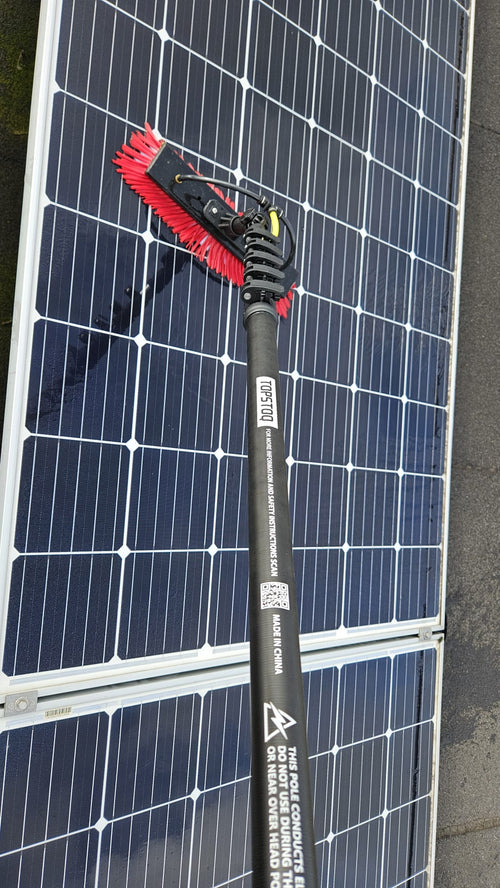 Close-up van de Topstoq carbon telescoopsteel met professionele 
waterdoorvoerborstel tijdens het reinigen van zonnepanelen. Lichtgewicht, stabiel en ideaal voor professioneel onderhoud van PV-panelen.